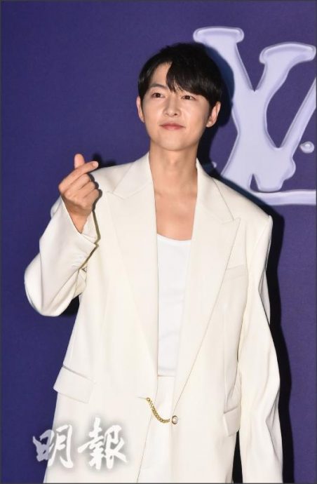 周润发白马王子Look战男神 宋仲基裙装被吐槽　