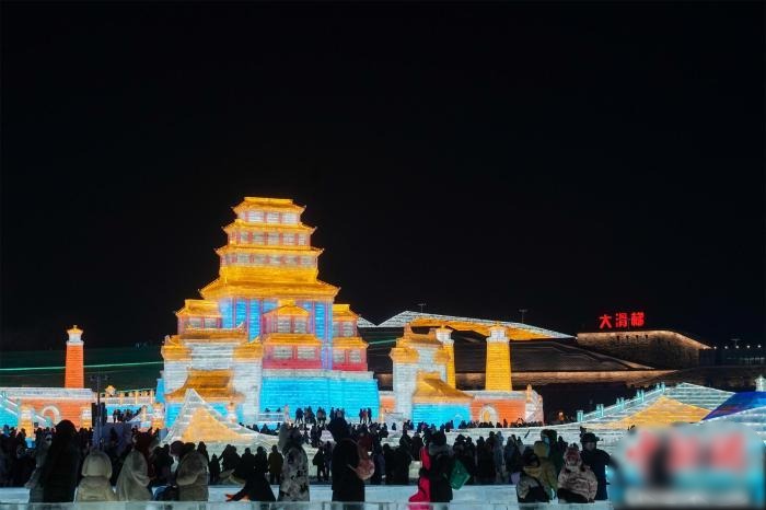 哈尔滨冰雪大世界迎客 人气“爆棚”规模升级