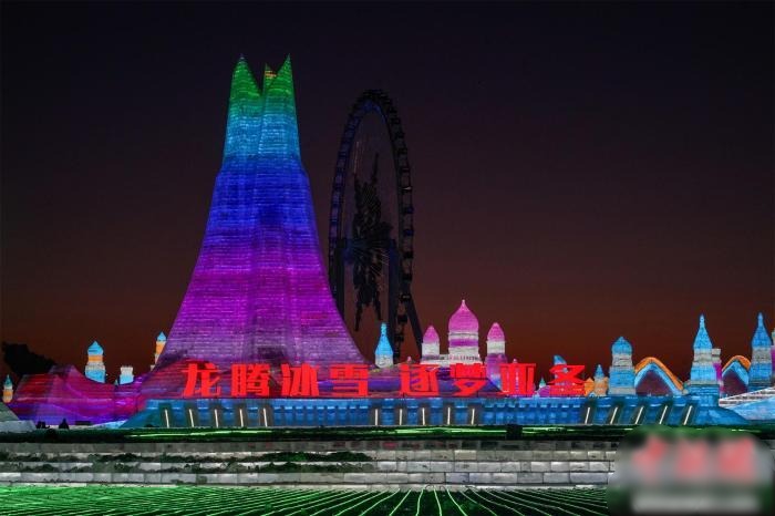 哈尔滨冰雪大世界迎客 人气“爆棚”规模升级