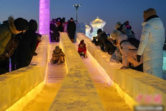 哈尔滨冰雪大世界迎客 人气“爆棚”规模升级