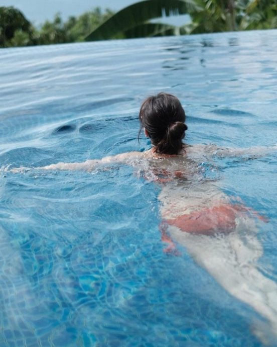 唐诗咏大解放晒泳装 诱人美臀若隐若现