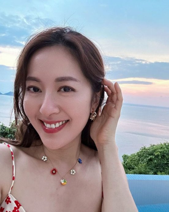 唐诗咏大解放晒泳装 诱人美臀若隐若现