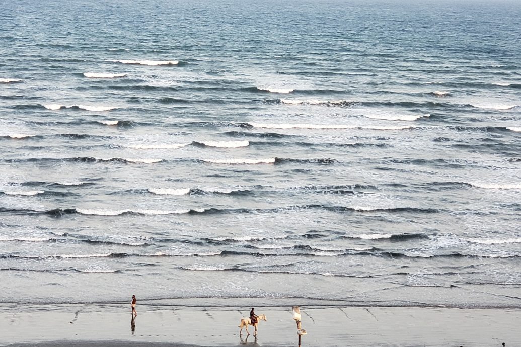 商船红海遭袭迫改航线 Ikea警告产品运送或延误