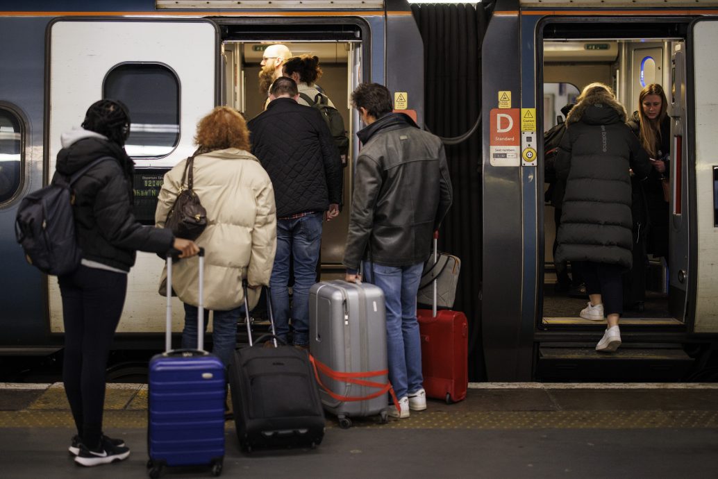 圣诞假期开始  亚欧美多地现出游盛况 