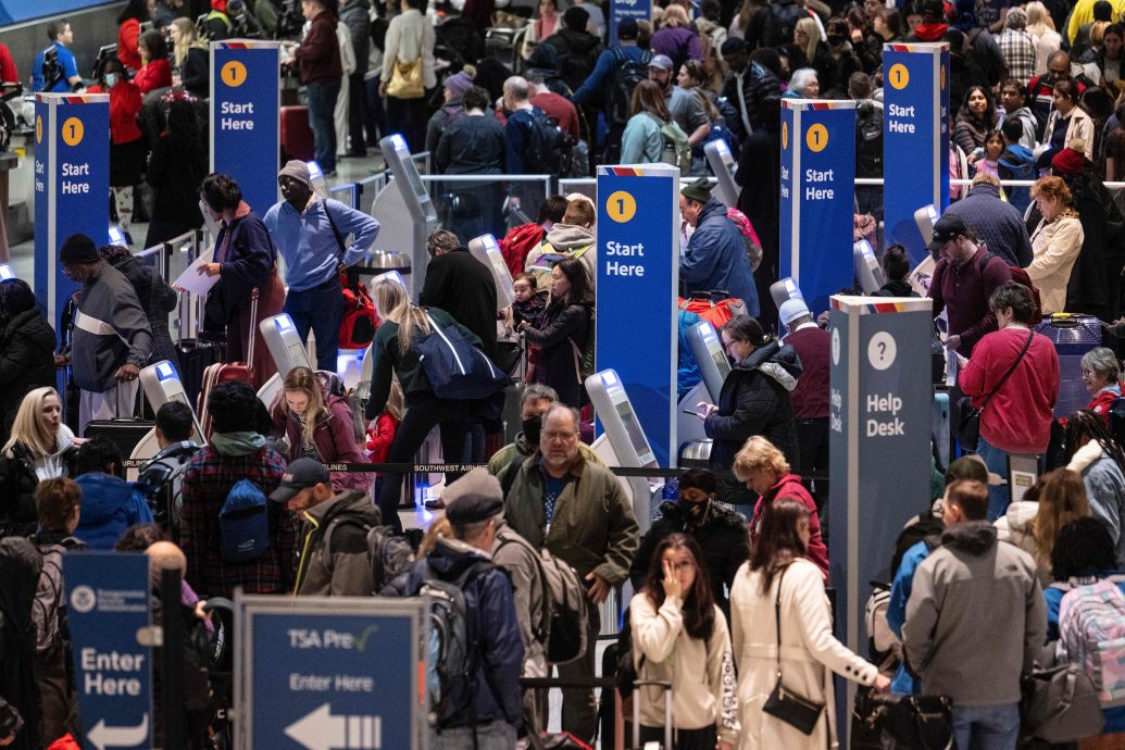 圣诞假期开始  亚欧美多地现出游盛况 