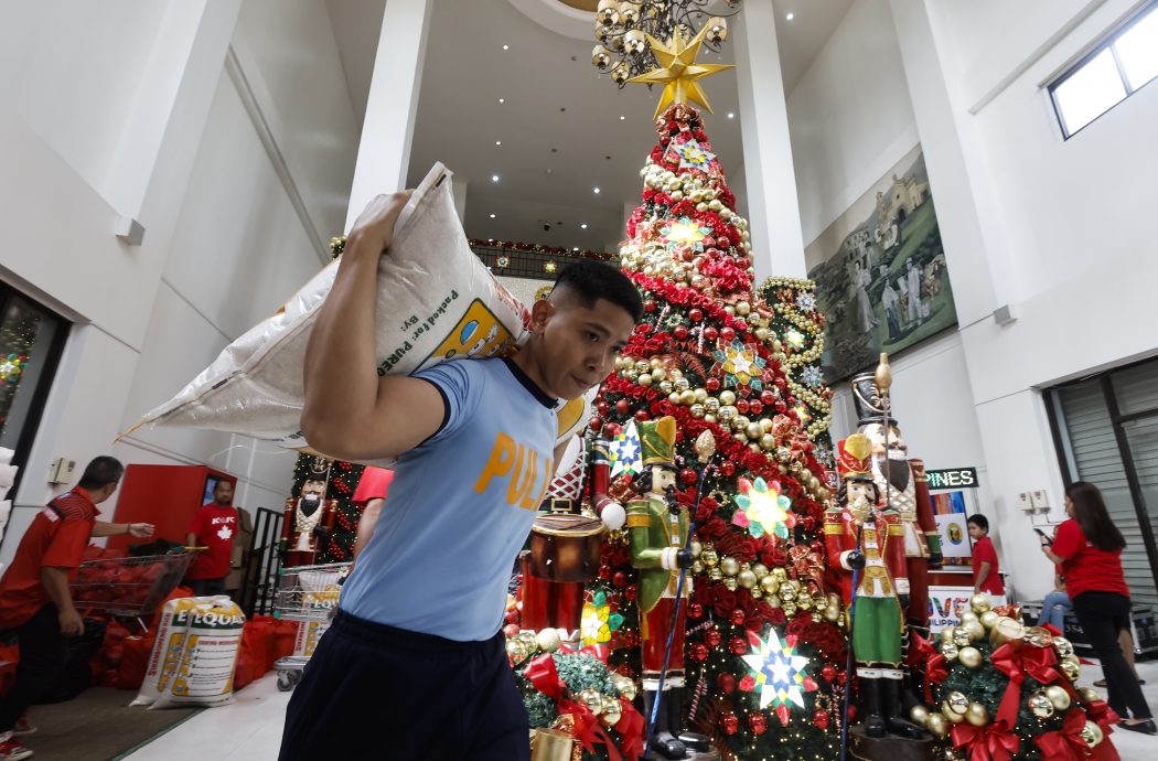 圣诞赏灯饰跌落灯海中 菲律宾女子触电亡