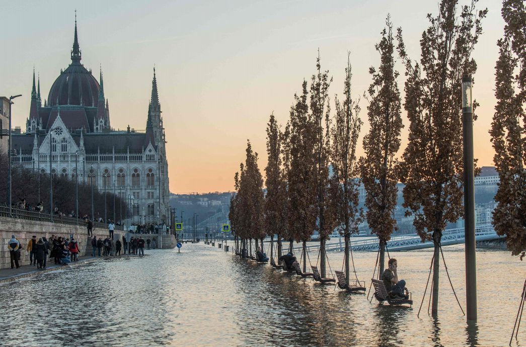 多瑙河决堤 水淹布达佩斯堤岸