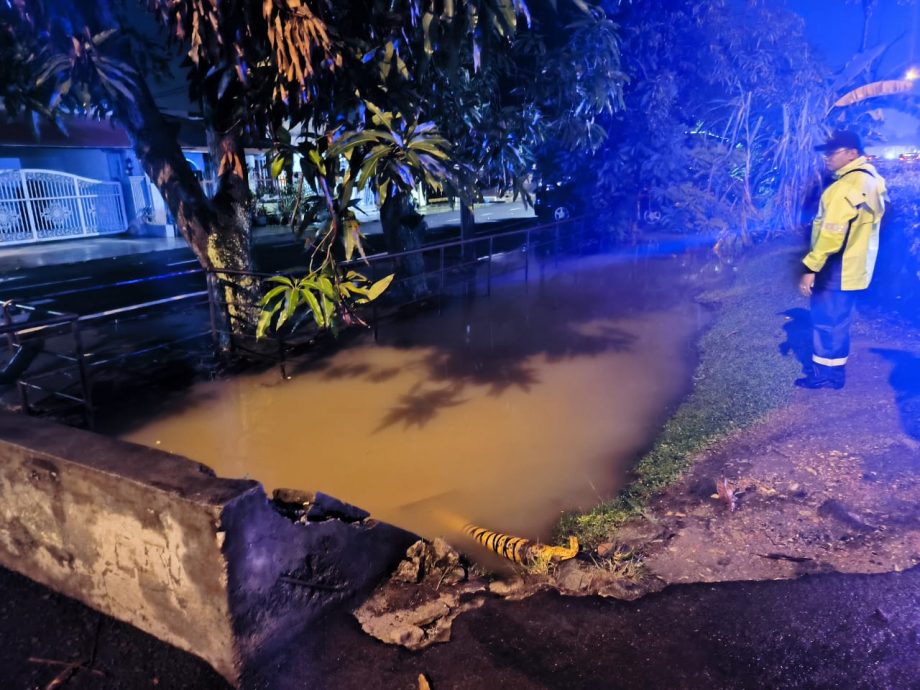 大都会/巴生昨夜大暴雨遇涨潮“双夹攻”,多区引发水灾!