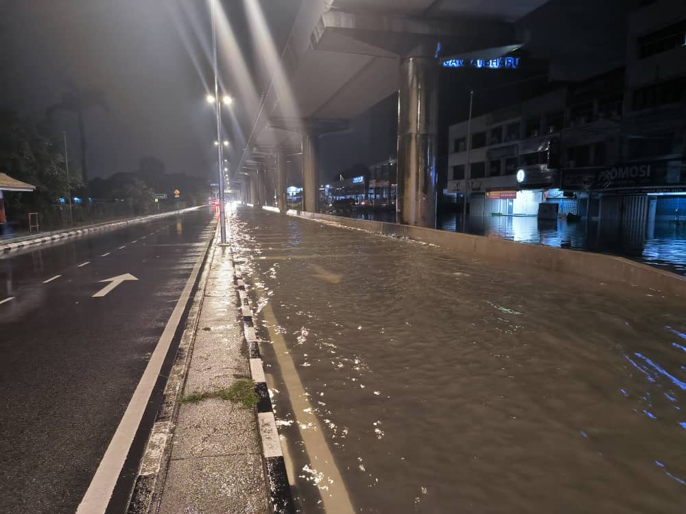 大都会/巴生昨夜大暴雨遇涨潮“双夹攻”,多区引发水灾!