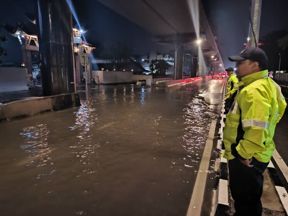 大都会/巴生昨夜大暴雨遇涨潮“双夹攻”,多区引发水灾!