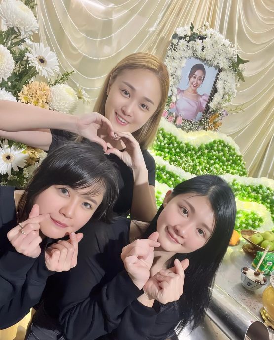 大马插画家圆满四个女生重聚惹泪 金燕子点赞求原图收藏