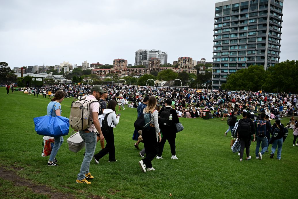 天下事主文)全球迎新