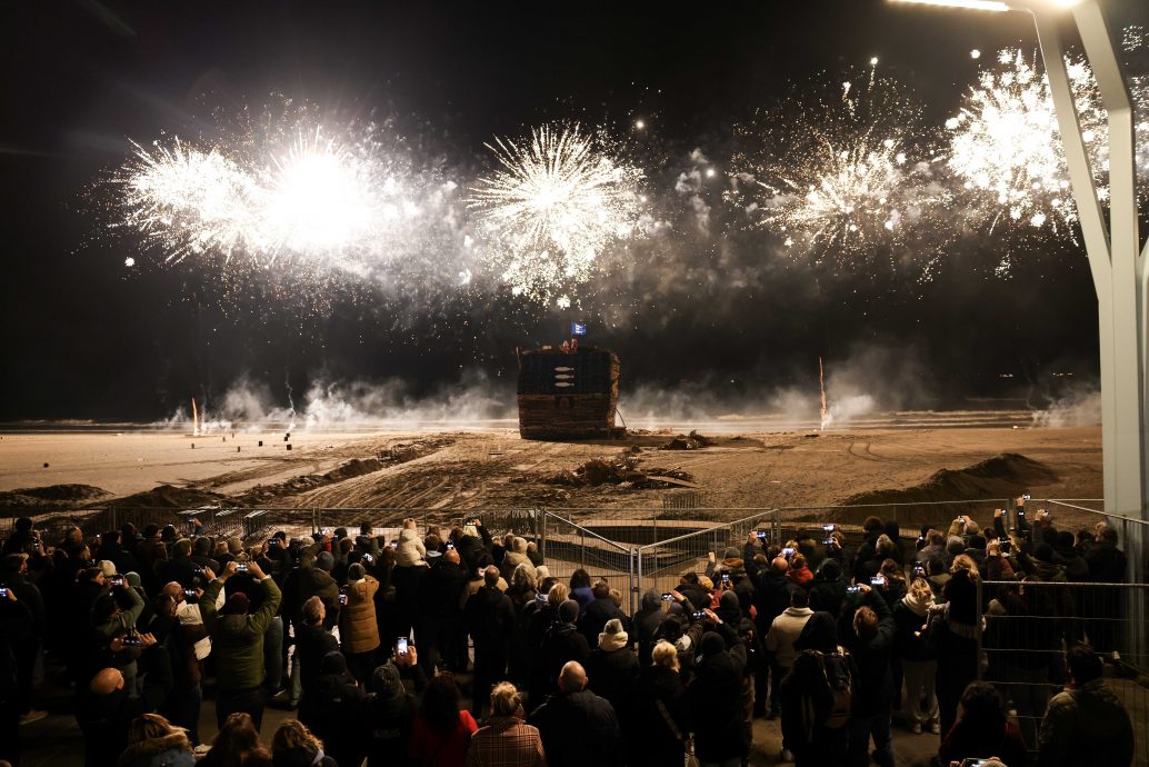 天下事主文)全球迎新