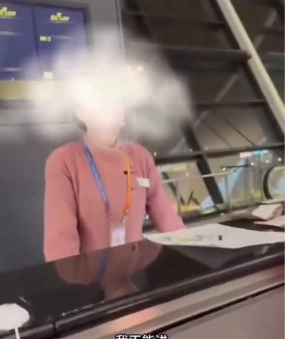 女子控吉祥航空偏袒让同迟到外籍旅客上机 涉事人员已停职