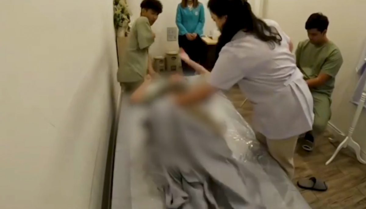 女模特肚皮烧草药改善肠胃消化 突著火三级烧伤