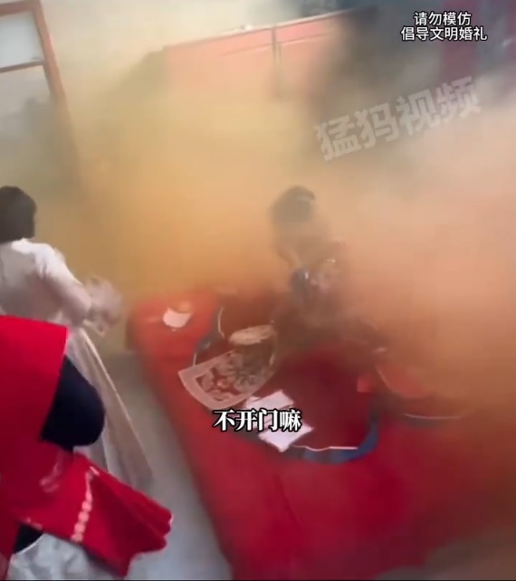 娶亲还是抢亲?嫌伴娘讨红包难缠 伴郎竟丢烟雾弹熏出新娘