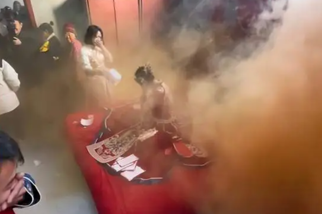 娶亲还是抢亲?嫌伴娘讨红包难缠 伴郎竟丢烟雾弹熏出新娘