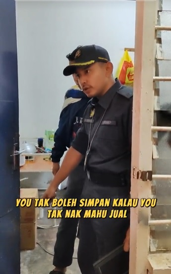 官员“放蛇”抓商家视频爆红  “原来津贴食油和糖藏这里！”