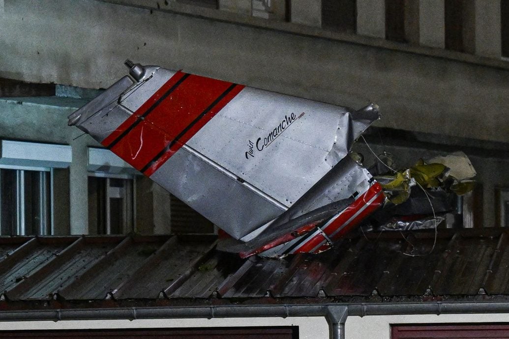 小飞机迫降巴黎住宅区撞墙粉碎 80岁教练和两学员奇迹生还