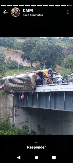 尼加拉瓜载有70人巴士失控撞栏 至少16死