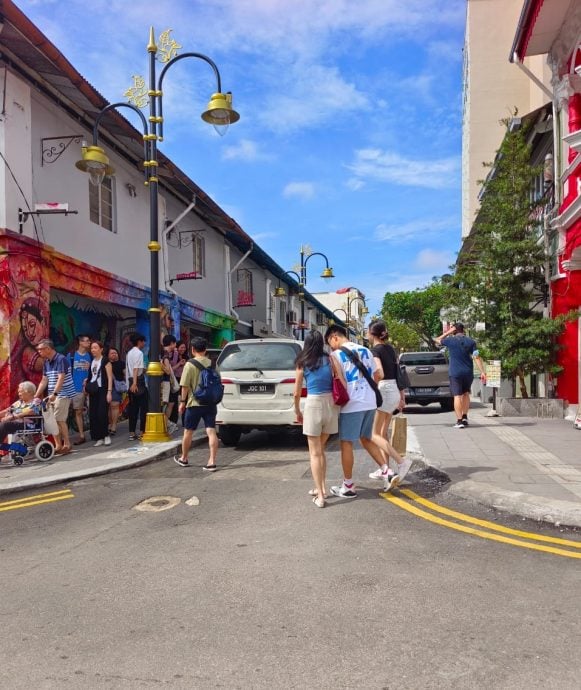 **己签发**柔:第二版头条:【特稿】:阶段美化工程完工,陈旭年街呈新气象