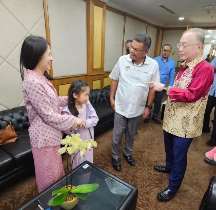 **已签发**国:张月佳感谢魏家祥助申请公民权,在国会为其传达心声