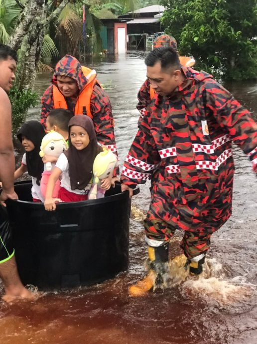 **已签发**柔:44名托儿所师生因豪雨水患受困,消拯员及时救出