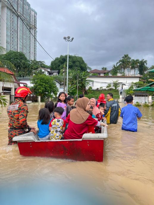 **已签发**柔:44名托儿所师生因豪雨水患受困,消拯员及时救出