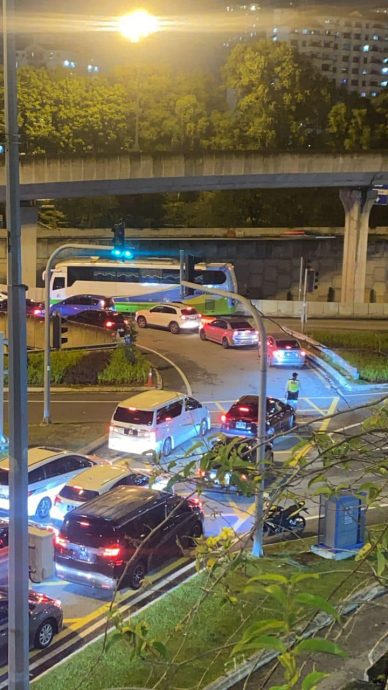 **已签发**柔:为纾缓新山关卡周边交通,新山南区警区交警昼夜忙指挥