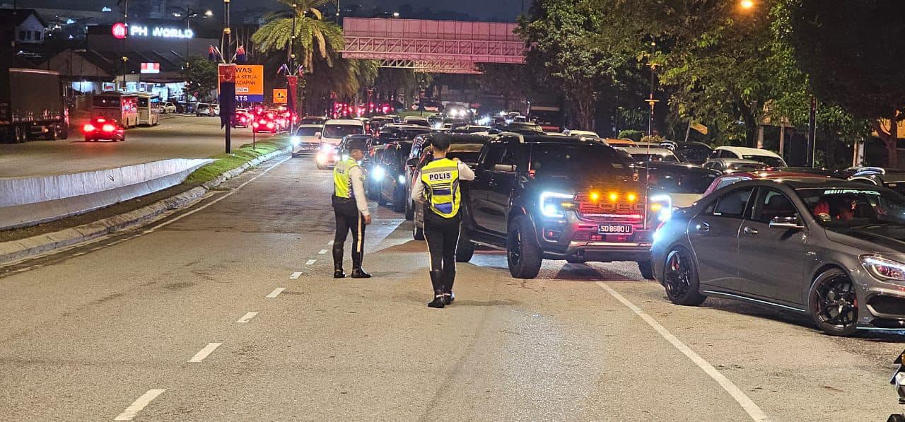 **已签发**柔：为纾缓新山关卡周边交通，新山南区警区交警昼夜忙指挥