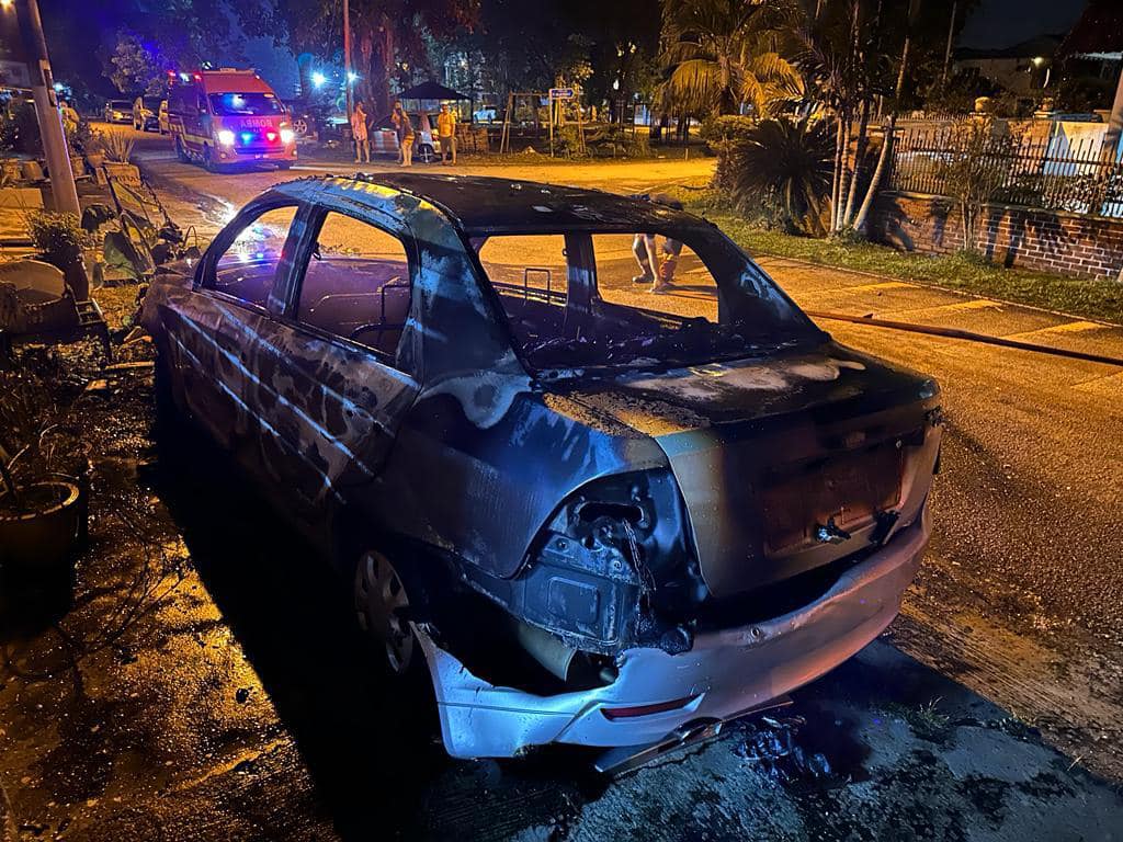**已签发**柔:住家前汽车起火燃烧,幸无人伤亡