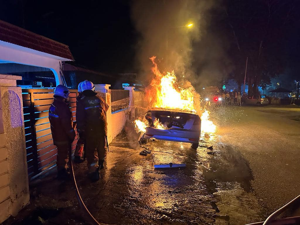 **已签发**柔:住家前汽车起火燃烧,幸无人伤亡