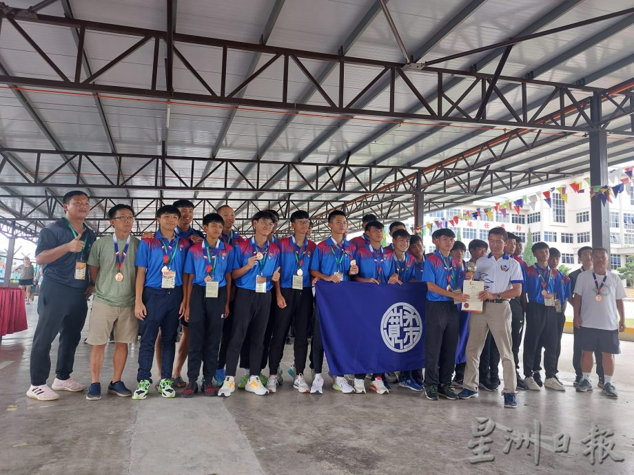 **已签发**柔:封底:中化荣登全国独中足锦赛冠军,槟韩江居亚军