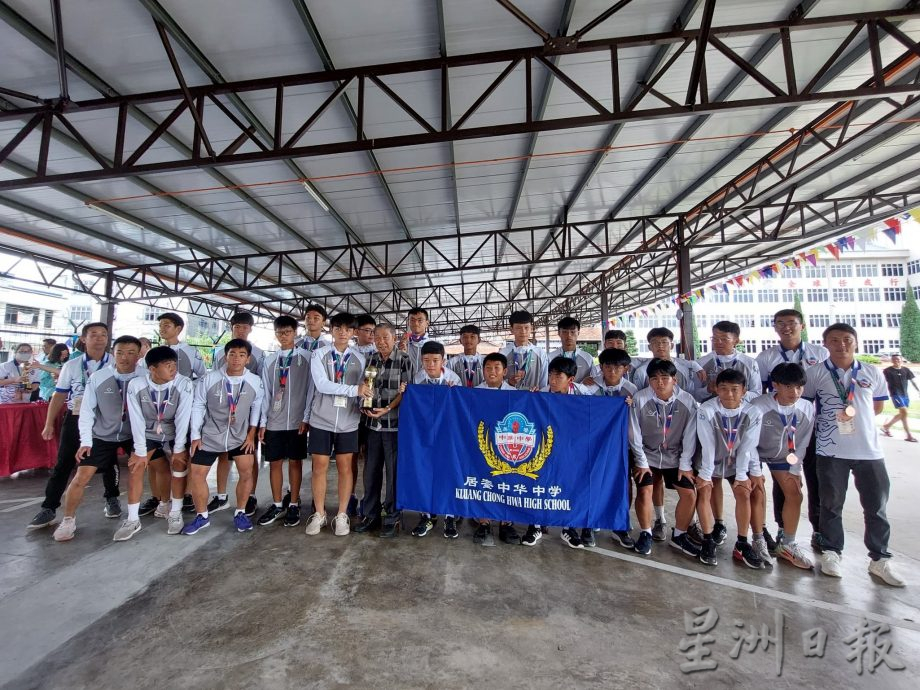 **已签发**柔:封底:中化荣登全国独中足锦赛冠军,槟韩江居亚军