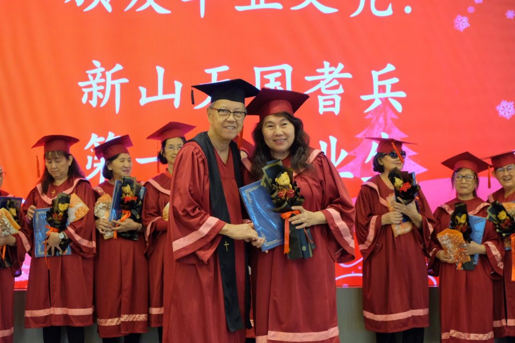 **已签发**柔:封面:【特稿】:71位天国耆兵结业与毕业,将温暖关怀延伸至社区长者