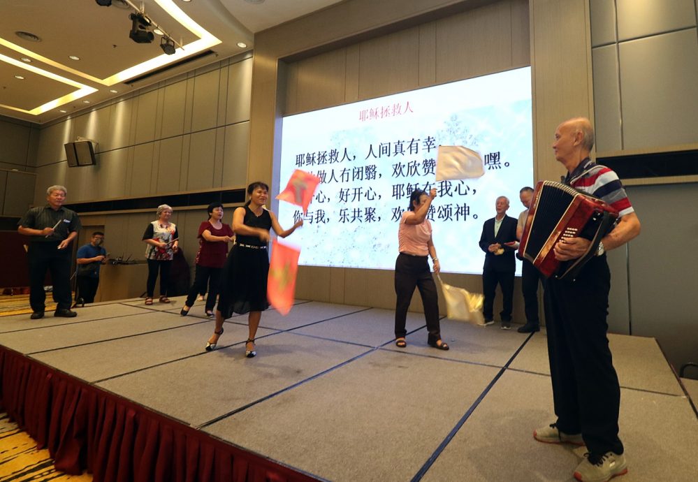 **已签发**柔:封面:【特稿】:71位天国耆兵结业与毕业,将温暖关怀延伸至社区长者