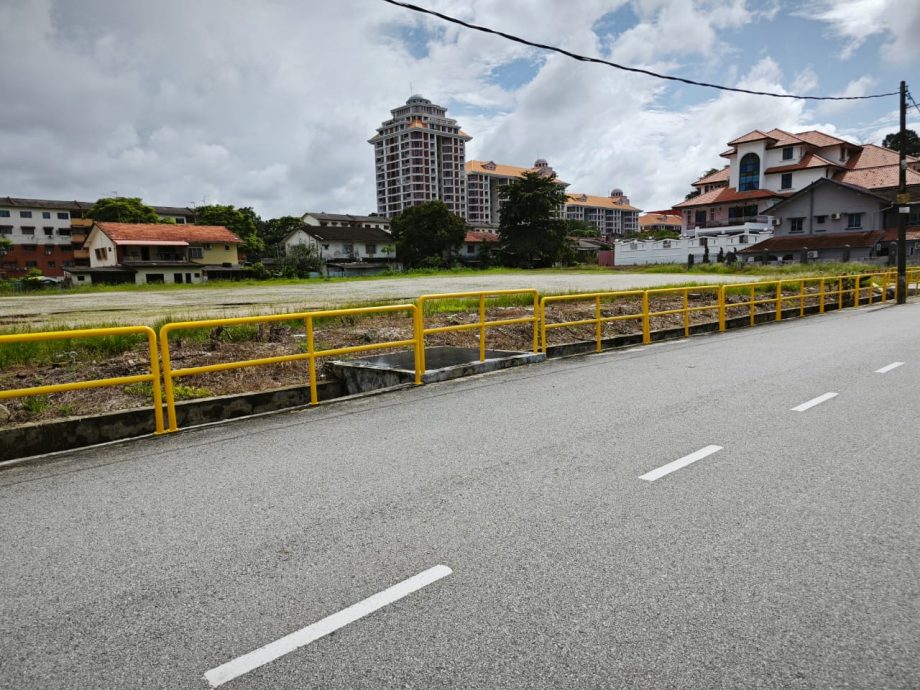 **已签发**柔:第二版头条:市议员利用发展经费,完善新山宽中校车等候区防水灾工程