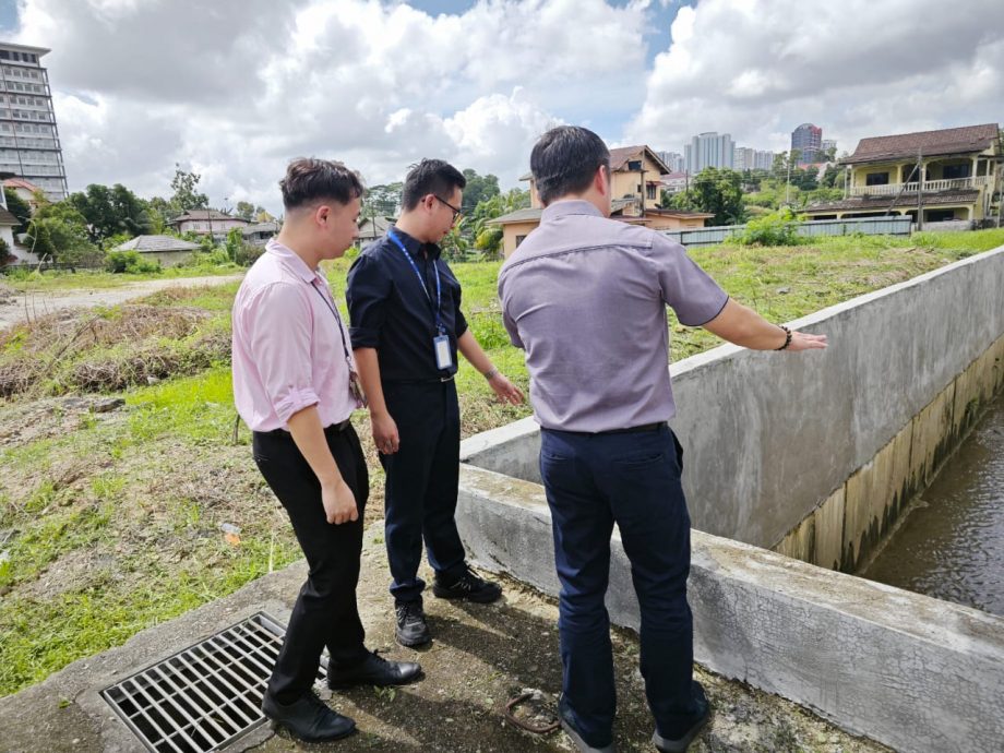 **已签发**柔:第二版头条:市议员利用发展经费,完善新山宽中校车等候区防水灾工程