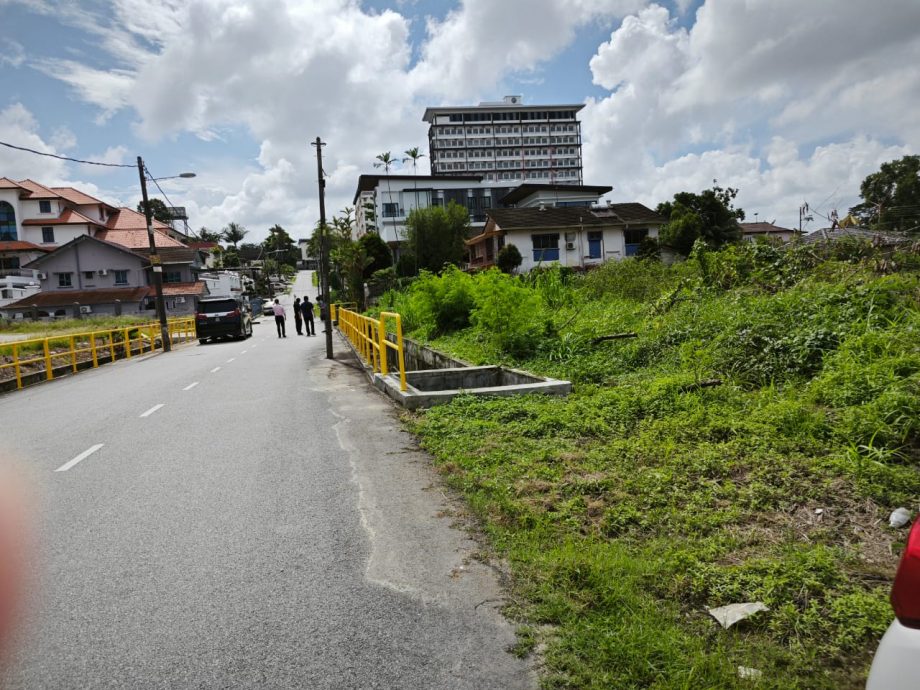 **已签发**柔:第二版头条:市议员利用发展经费,完善新山宽中校车等候区防水灾工程