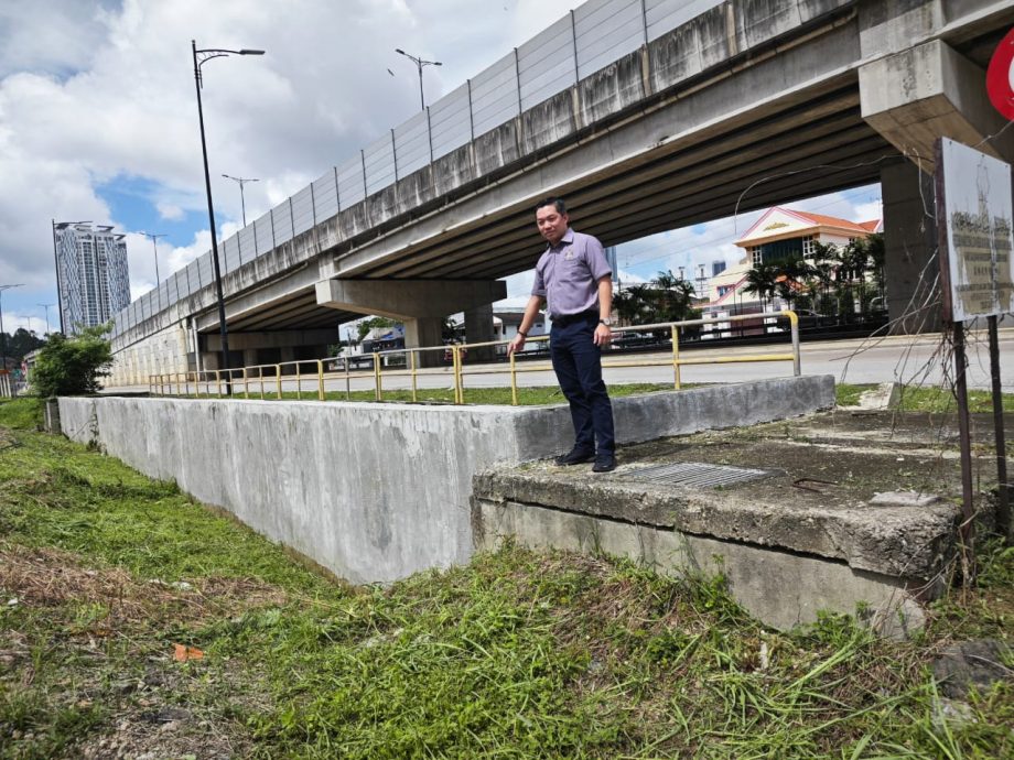 **已签发**柔:第二版头条:市议员利用发展经费,完善新山宽中校车等候区防水灾工程