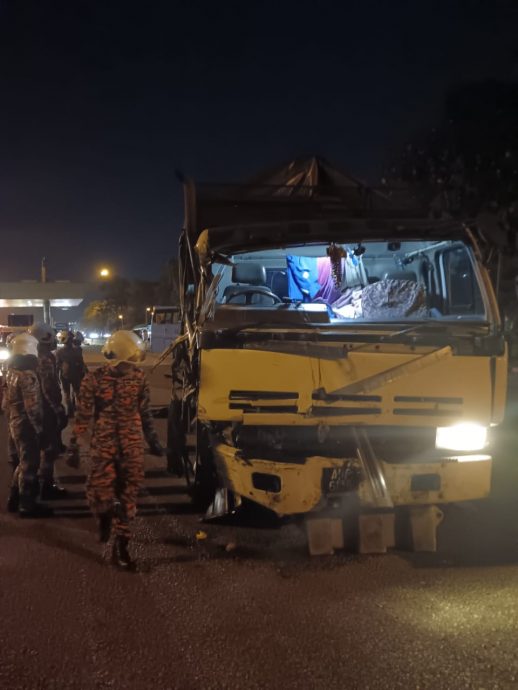 **已签发**柔:罗里失控连环撞,2越堤族骑士命丧现场