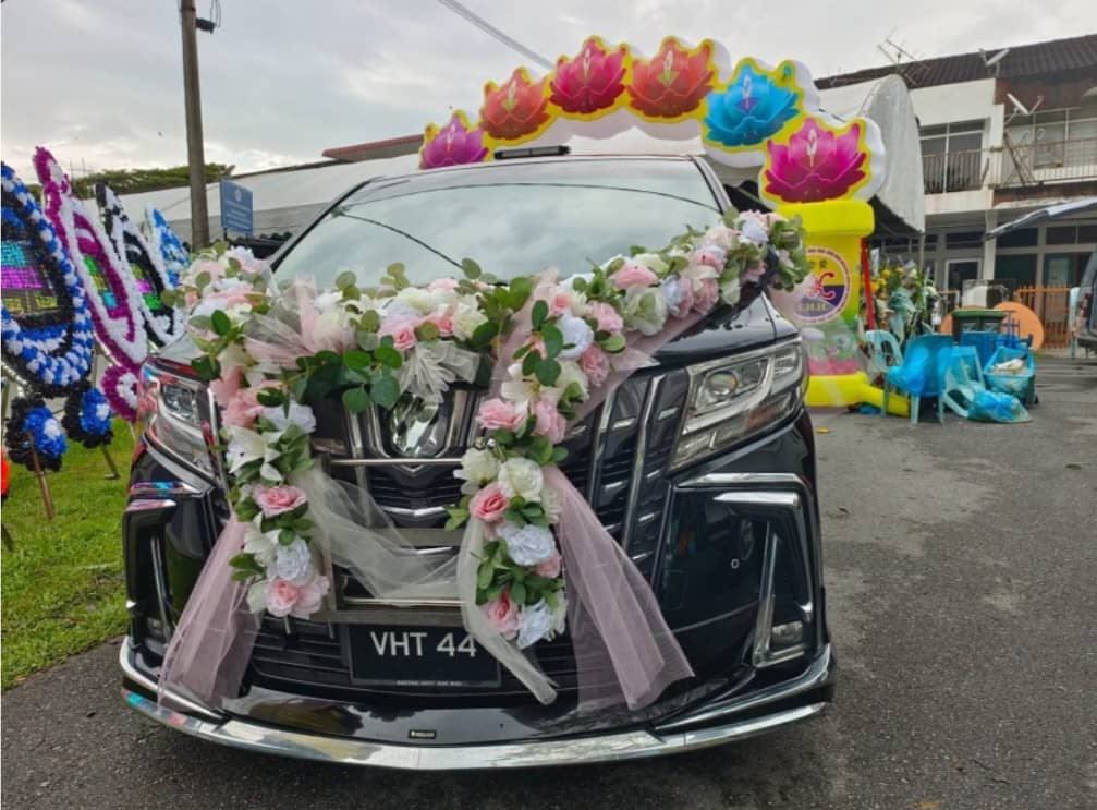 庄群施灵车被粉色花包围  家人特装饰成新娘花车  
