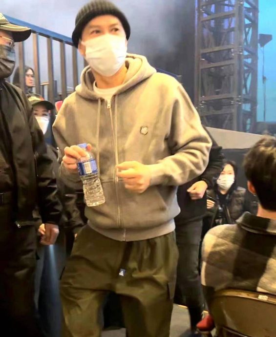 张学友圣诞开唱妻女捧场 被要求讲华语回3字获赞爆