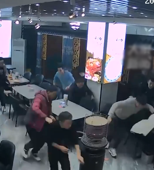 强震下房屋砖块如雨般落下 女子带娃逃出后手脚发抖 