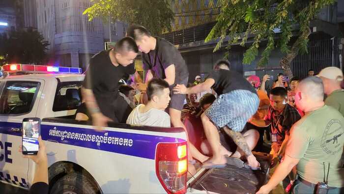 当街持刀追砍2同乡 8中国人被控企图谋杀罪