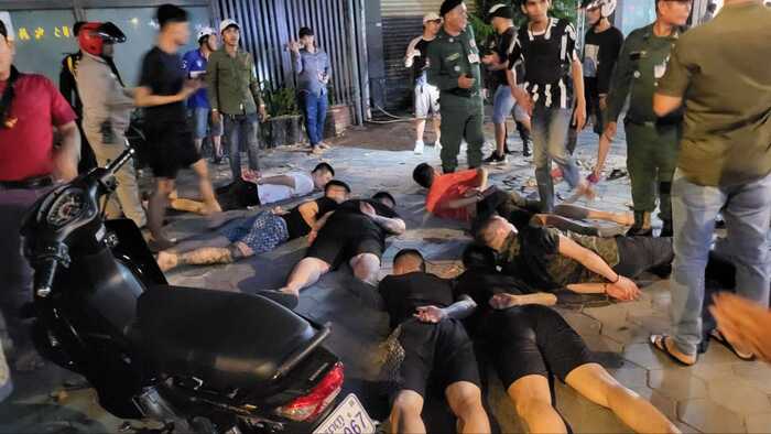 当街持刀追砍2同乡 8中国人被控企图谋杀罪