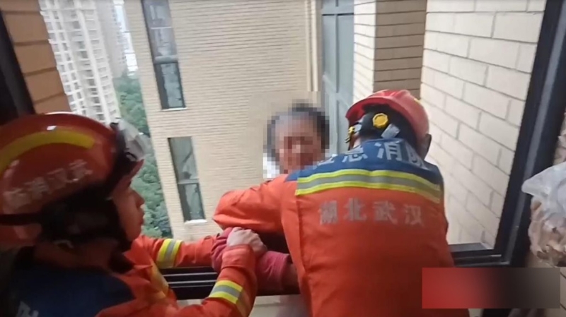 忘记带锁匙 66岁阿婆14楼爬窗返家反被困2小时