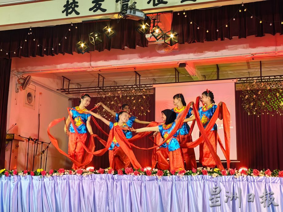 情牵霹雳华小之夜 学生卖力演出 师长变身“小粉丝”