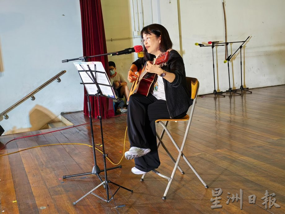 情牵霹雳华小之夜 学生卖力演出 师长变身“小粉丝”