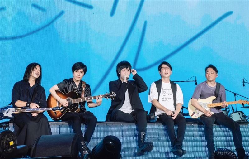 批“会写歌不等于会唱歌” 龚琳娜疑发文内涵五月天